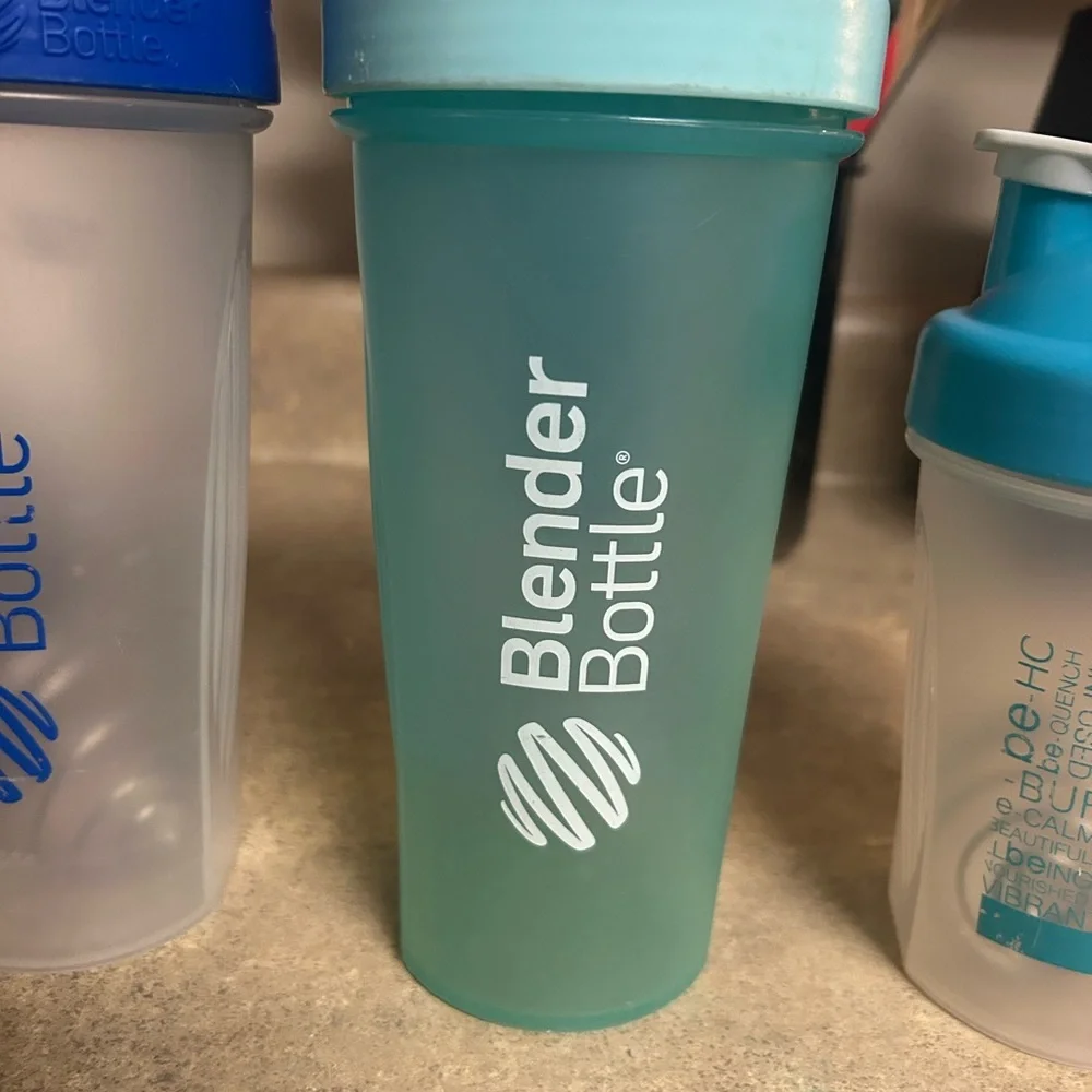 4 Blender Bottles with 3 Blender Balls EUC - Picture 4 of 6